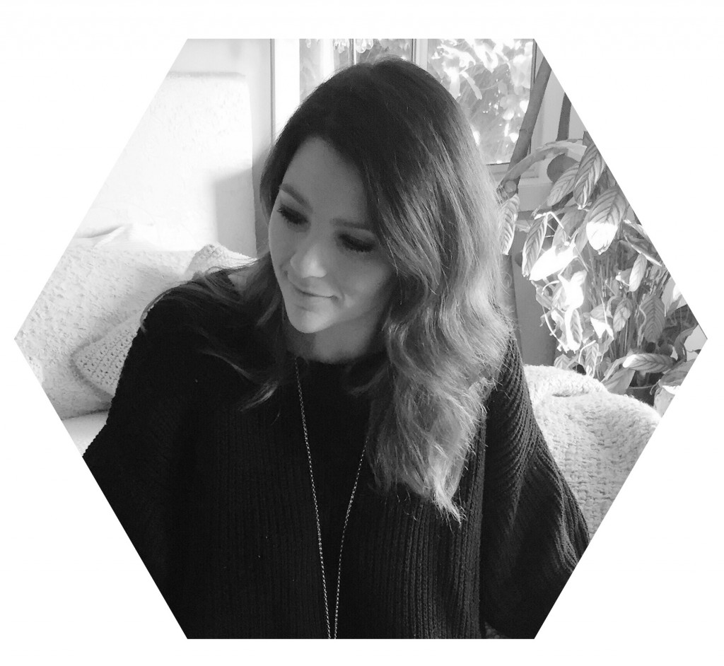 Lyndsey Eden: we're talking about the most amazing things that have happened since she started blogging, her best advice on what to do when you're letting fear hold yourself back from starting a blog - or pursuing any other dream and what being in the #Bloghearted community FEELS like http://oneinfinitelife.com/bright-eyed-and-blog-hearted-interview/